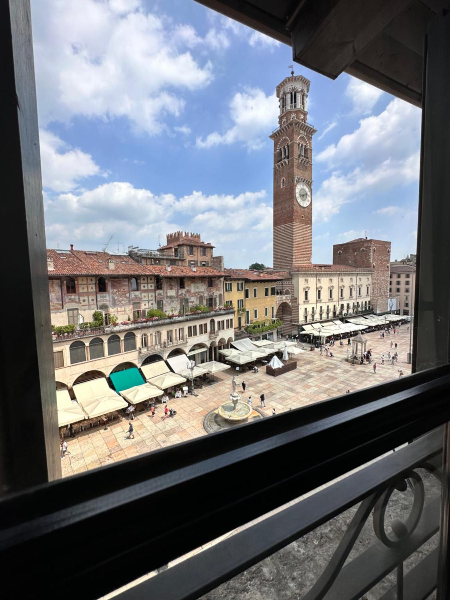 Truly Verona - Delle Erbe Suites Luaran gambar