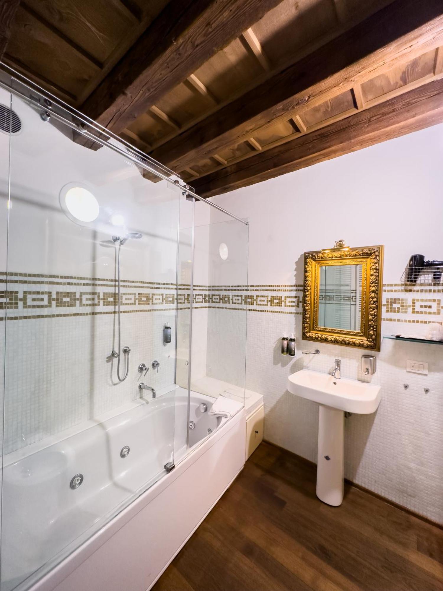 Truly Verona - Delle Erbe Suites Luaran gambar