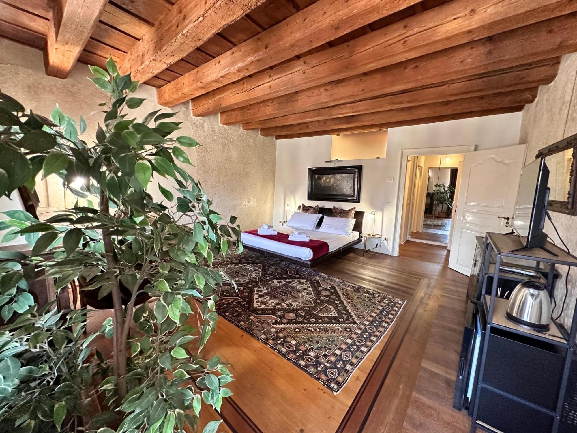 Truly Verona - Delle Erbe Suites Luaran gambar